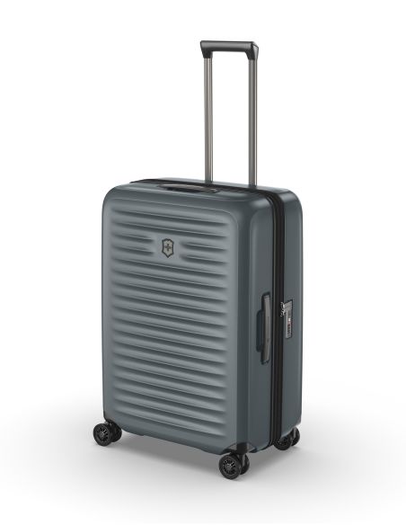Victorinox Airox Advanced 69 cm Storm, vue de trois quarts, poignée télescopique déployée