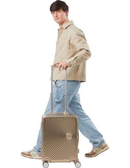 Valise American Tourister Soundbox Alu 55 cm Bronze, présentation avec une personne