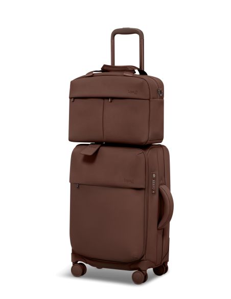 Sac Carryall Lipault Lost in Berlin Spiced Mocha, sac posé sur une valise