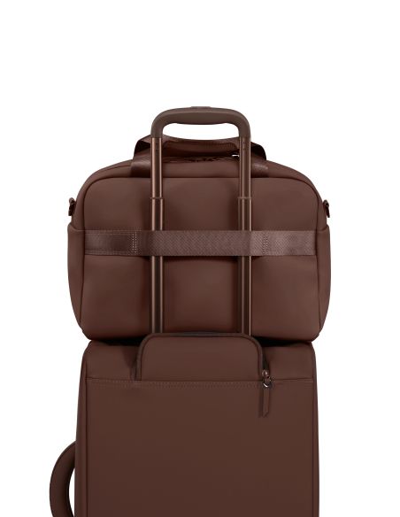Sac Carryall Lipault Lost in Berlin Spiced Mocha, passant fixé à la poignée d’une valise