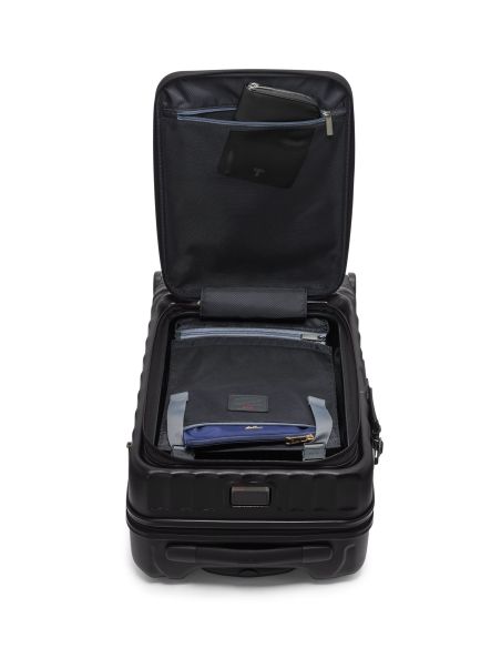 Valise cabine 55 cm TUMI 19 Degree Front Access Black Texture, intérieur ouvert avec objets présentés dans les poches