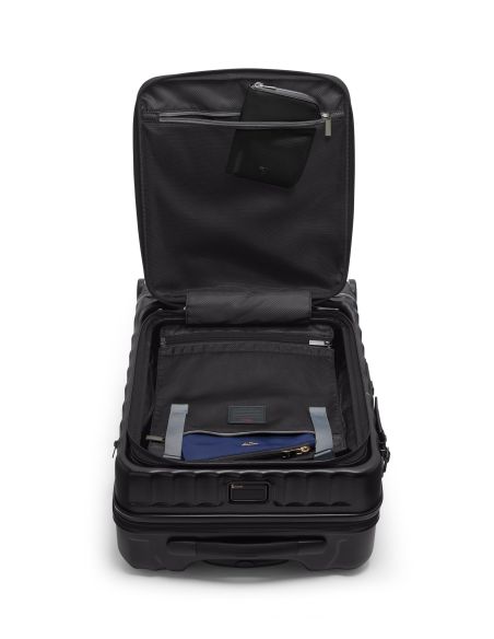 Valise cabine large 55 cm TUMI 19 Degree Front Access Black Texture, intérieur ouvert avec objets présentés dans les poches