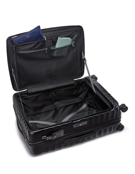 Valise soute 76 cm TUMI 19 Degree Front Access Black Texture, intérieur ouvert et objets présentés dans les poches du rabat