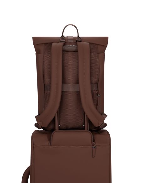 Sac à dos Rolltop Lipault Lost in Berlin Spiced Mocha, passant fixé à la poignée d’une valise