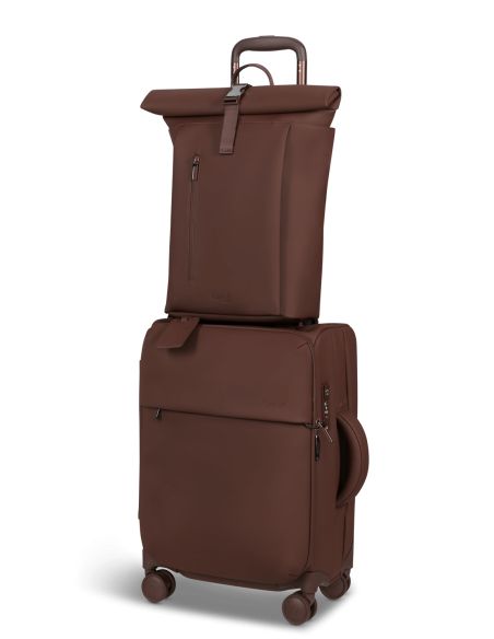 Sac à dos Rolltop Lipault Lost in Berlin Spiced Mocha, sac posé sur une valise