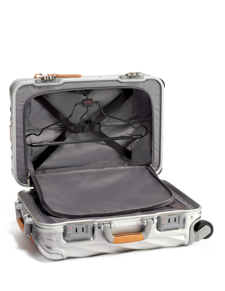 Valise cabine International 56 cm TUMI 19 Degree Aluminium texturé Texture Silver, intérieur ouvert et sangles