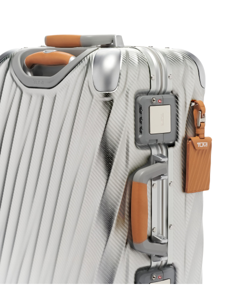 Valise cabine International 56 cm TUMI 19 Degree Aluminium texturé Texture Silver, serrures et poignée latérale
