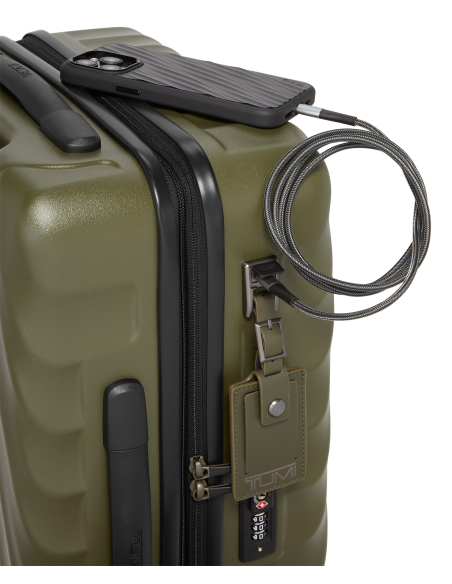 Valise cabine extensible International 55 cm TUMI 19 Degree Texture Olive Texture, détail du port de charge avec câble branché