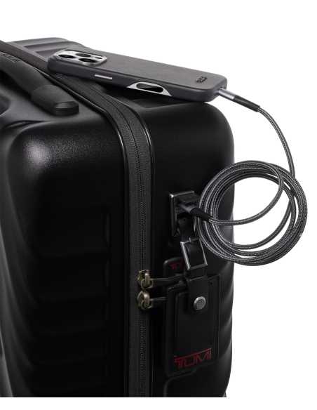 Valise cabine Compact 40,5 cm TUMI 19 Degree Texture Black Texture, détail du port de charge avec câble branché
