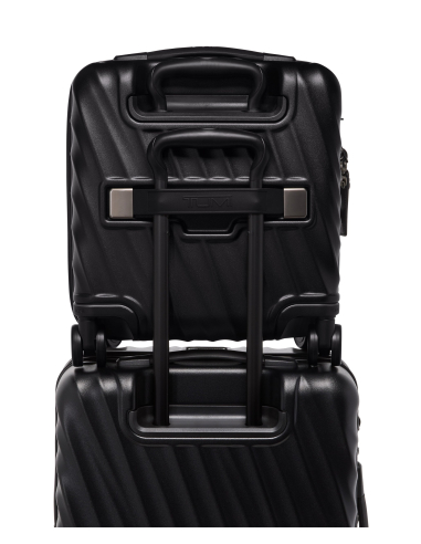 Valise cabine Compact 40,5 cm TUMI 19 Degree Texture Black Texture, dos avec sangle Add-a-Bag sur un autre bagage