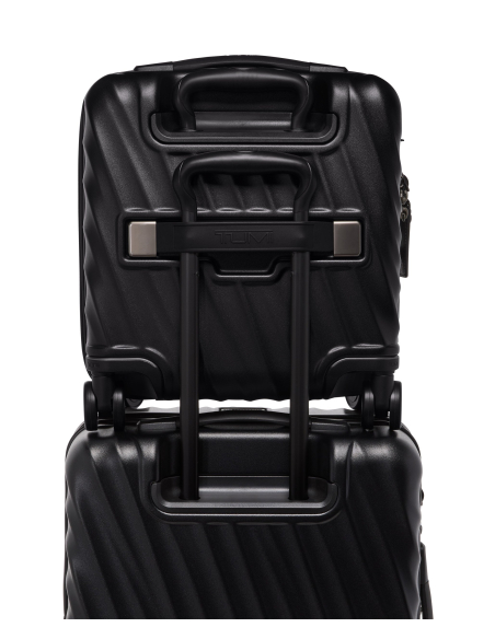 Valise cabine Compact 40,5 cm TUMI 19 Degree Texture Black Texture, dos avec sangle Add-a-Bag sur un autre bagage