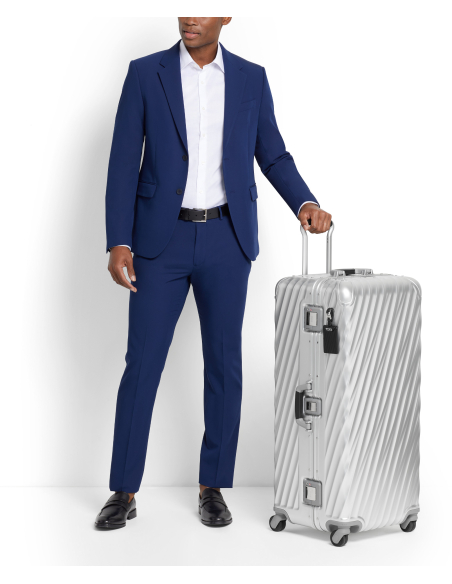 Valise Trunk XL 87 cm TUMI 19 Degree Aluminium Silver, mise en situation avec un voyageur