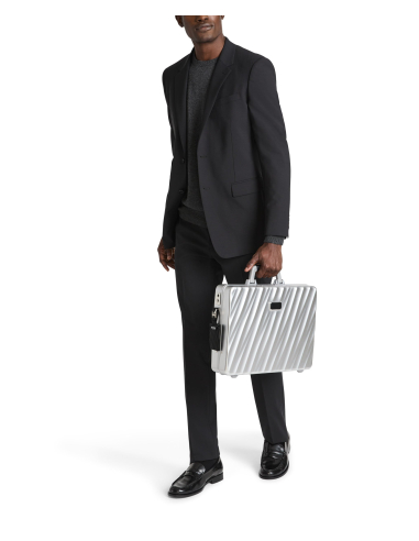 Porte-documents TUMI 19 Degree Aluminium Silver, porté à la main en situation
