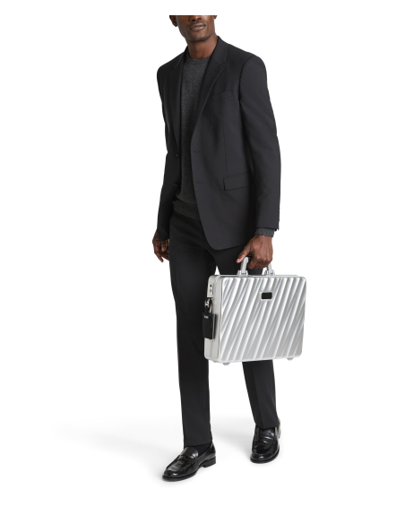 Porte-documents TUMI 19 Degree Aluminium Silver, porté à la main en situation