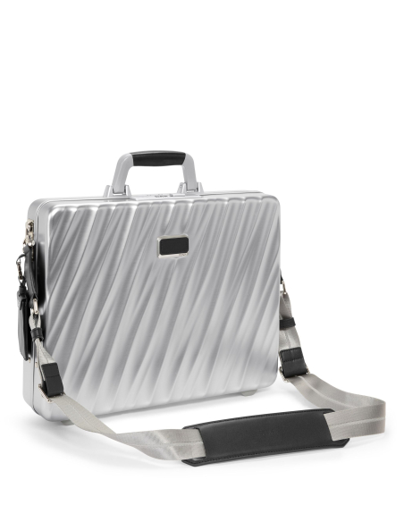 Porte-documents TUMI 19 Degree Aluminium Silver, vue de trois quarts avec bandoulière