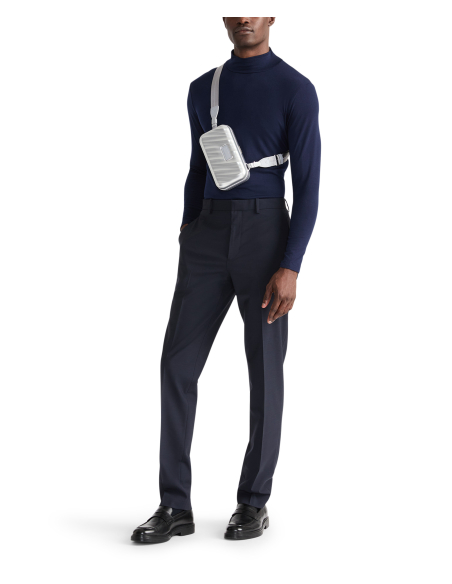 Sac Sling Compact TUMI 19 Degree Aluminium Silver, porté en bandoulière en situation