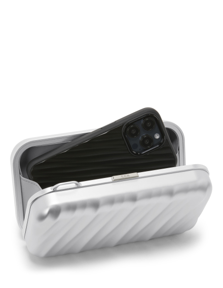 Sac Sling Compact TUMI 19 Degree Aluminium Silver, ouverture avec un téléphone pour illustrer le rangement