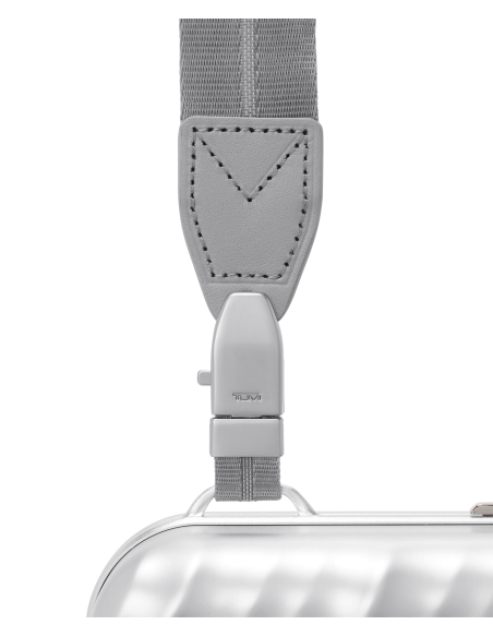 Sac Sling Compact TUMI 19 Degree Aluminium Silver, détail de la fixation de bandoulière