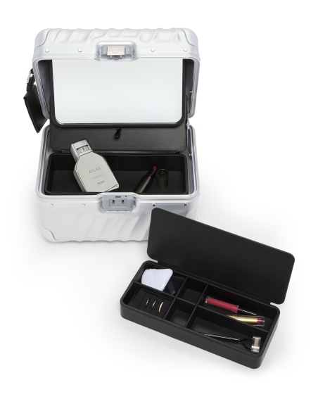 Vanity TUMI 19 Degree Aluminium Silver, rangements amovibles et accessoires présentés