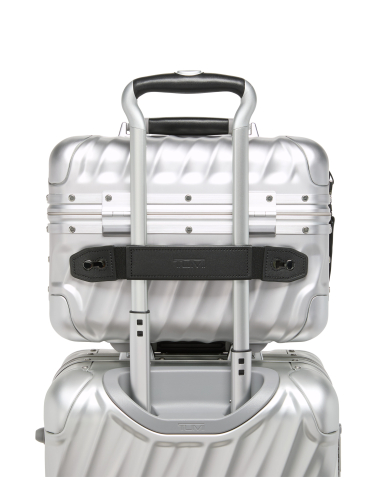 Vanity TUMI 19 Degree Aluminium Silver, fixation sur la poignée télescopique d’une valise