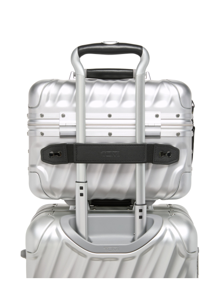Vanity TUMI 19 Degree Aluminium Silver, fixation sur la poignée télescopique d’une valise