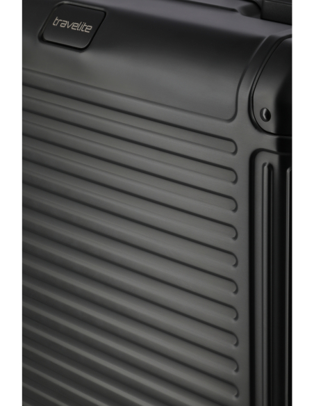 Pilot case Travelite Next 4 roues Noir, détail de la coque aluminium rainurée