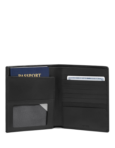 Organiseur de passeport TUMI Alpha Black, intérieur ouvert avec passeport et rangements pour cartes