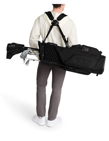 Sac de golf trépied TUMI Alpha Black, porté sur le dos avec les bretelles