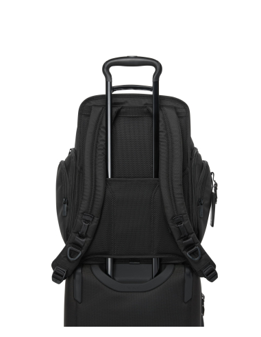 Sac à dos Brief Pack TUMI Alpha Black, passant installé sur une poignée de valise