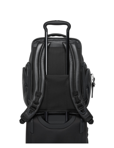 Sac à dos Brief Pack® TUMI Alpha Black, passant installé sur une poignée de valise