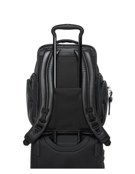 Sac à dos Brief Pack® TUMI Alpha Black, passant installé sur une poignée de valise