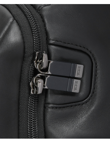 Sac à dos Brief Pack® TUMI Alpha Black, détail du cache aimanté de fermeture