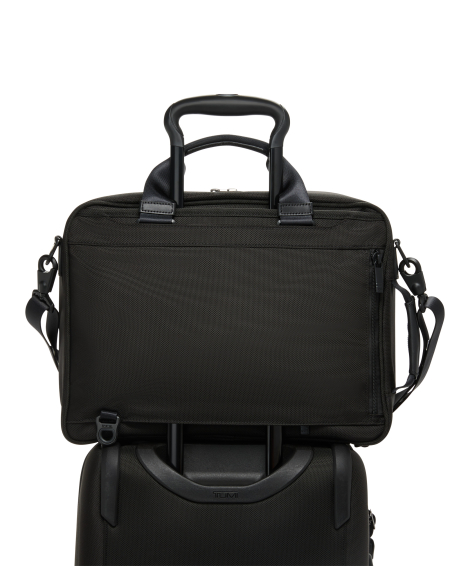 Porte-documents Three-Way TUMI Alpha Black, passant installé sur une poignée de valise