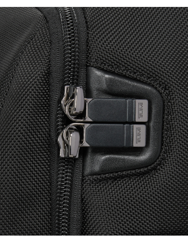 Porte-documents Three-Way TUMI Alpha Black, détail du cache aimanté de fermeture