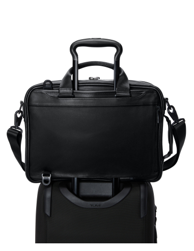 Porte-documents Three-Way TUMI Alpha Black, passant installé sur une poignée de valise
