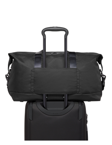 Sac de voyage à double extension 29 cm TUMI Alpha Black, passant installé sur une poignée de valise