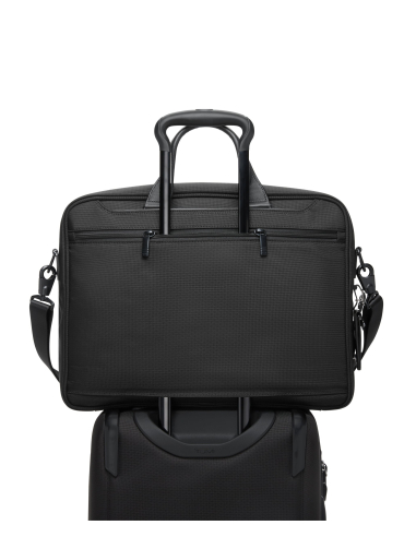 Porte-documents Large TUMI Alpha Black, passant installé sur une poignée de valise