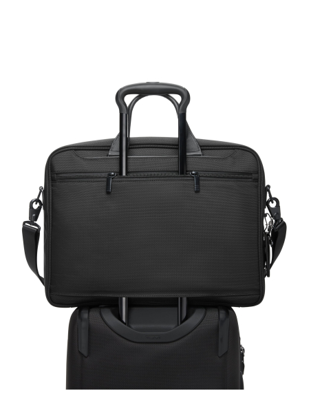 Porte-documents Large TUMI Alpha Black, passant installé sur une poignée de valise