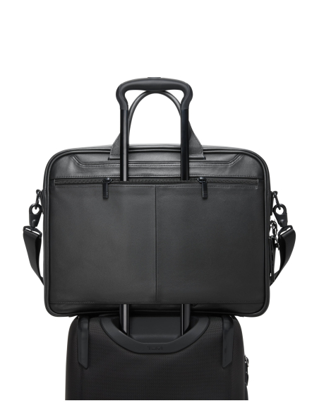 Porte-documents Large TUMI Alpha Black, passant installé sur une poignée de valise