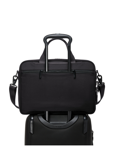 Porte-documents Medium TUMI Alpha Black, passant installé sur une poignée de valise