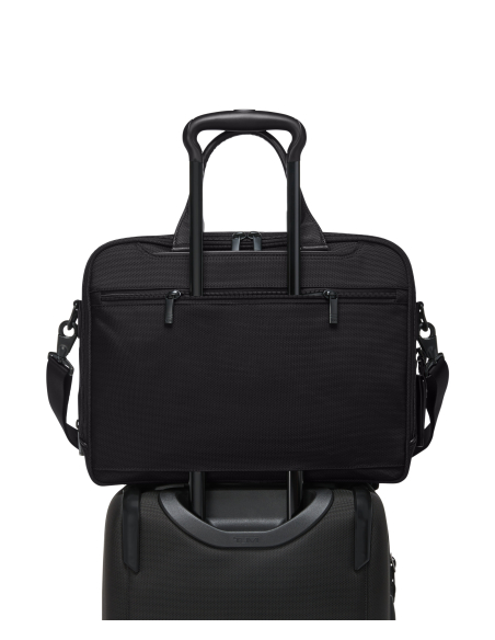 Porte-documents extensible Medium 15" TUMI Alpha Black, passant installé sur une poignée de valise