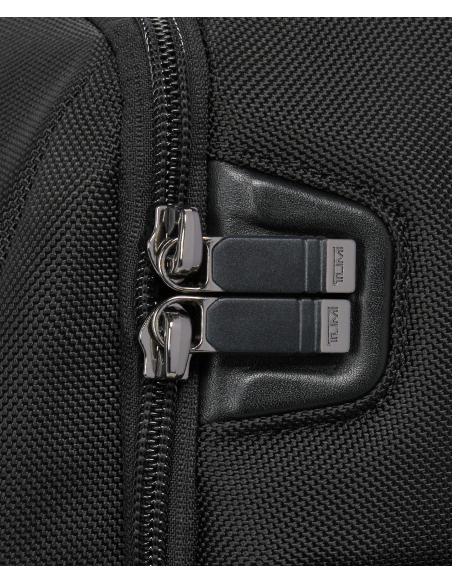 Porte-documents extensible Medium 15" TUMI Alpha Black, détail du cache aimanté de fermeture