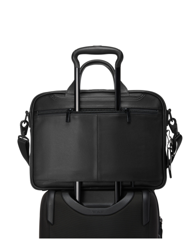 Porte-documents extensible Medium TUMI Alpha Black, passant installé sur une poignée de valise