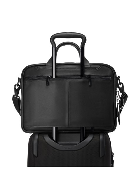 Porte-documents extensible Medium TUMI Alpha Black, passant installé sur une poignée de valise