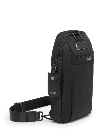 Sling TUMI Alpha Black, vue de trois quarts et bandoulière
