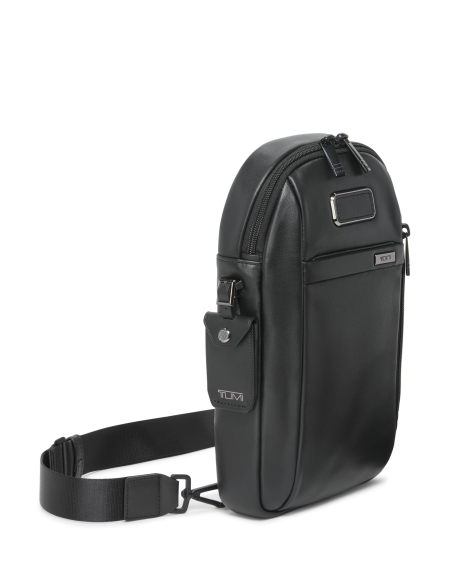 Sling TUMI Alpha Black, vue de trois quarts et bandoulière