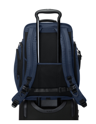 Sac à dos Packing TUMI Alpha Navy, passant installé sur une poignée de valise