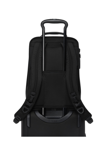 Sac à dos extensible Medium 15" TUMI Alpha Black, passant installé sur une poignée de valise
