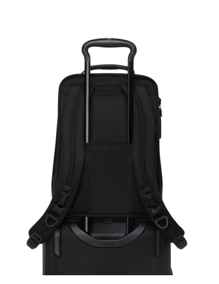 Sac à dos extensible Medium 15" TUMI Alpha Black, passant installé sur une poignée de valise