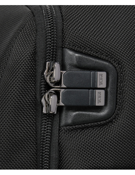 Sac à dos extensible Medium 15" TUMI Alpha Black, détail du cache aimanté de fermeture